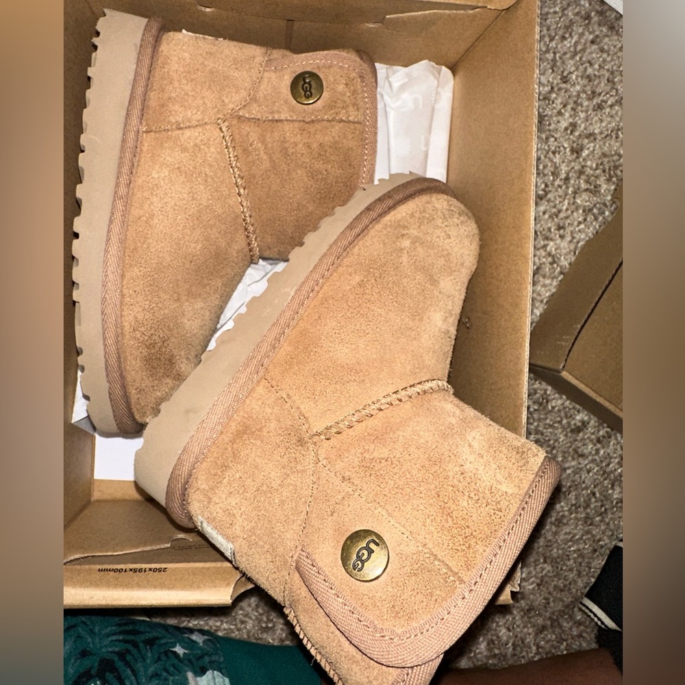 Toddler girl short chestnut Uggs